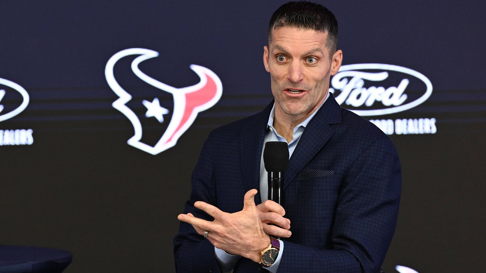 
                <strong>Houston Texans </strong><br>
                Die Houston Texans haben laut NFL-Insider Adam Schefter "die Idee erforscht" den 121. Pick des Draft zu traden: "Die Texaner haben Gespräche darüber geführt, in der ersten Runde zurück zu gehen - und auch wieder nach oben zu gehen." Während die Texans mit dem zweiten Pick einen neuen Franchise-Quarterback ziehen könnten, ist offen, was sie mit dem zwölften machen würden, wenn sie ihn behalten sollten. Am wahrscheinlichsten soll derzeit die Wahl eines Wide Receivers sein. Der Draft-Abend könnte in Houston ein sehr hektischer werden, denn auch ein Trade von Pick Nummer zwei soll derzeit immer noch möglich sein. Vor allem, wenn Bryce Young tatsächlich als First-Pick vom Board sein sollte.
              