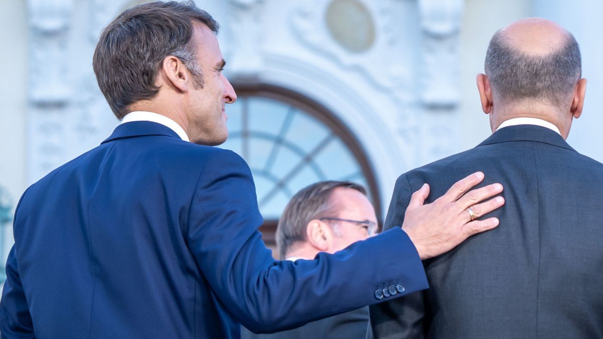 28. Mai 2024, Brandenburg, Gransee: Bundeskanzler Olaf Scholz (rechts) mit Frankreichs Präsident Emmanuel Macron beim Deutsch-Französischen Ministerrat vor Schloss Meseberg