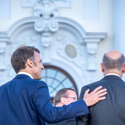 28. Mai 2024, Brandenburg, Gransee: Bundeskanzler Olaf Scholz (rechts) mit Frankreichs Präsident Emmanuel Macron beim Deutsch-Französischen Ministerrat vor Schloss Meseberg