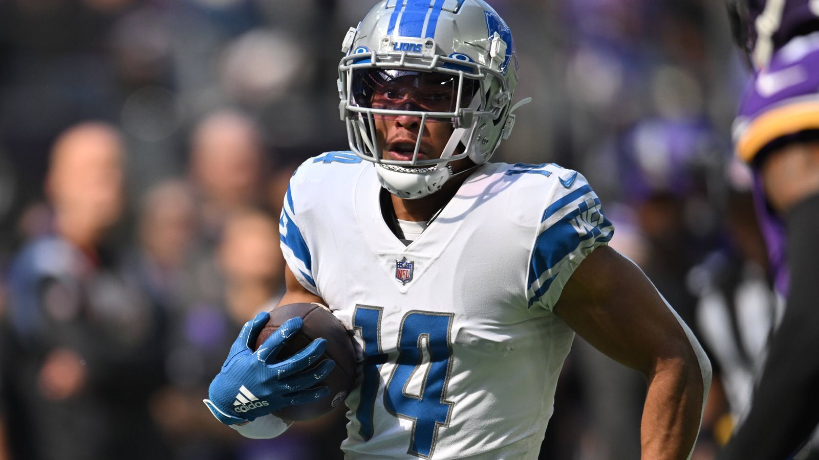 
                <strong>Amon-Ra St. Brown (Detroit Lions)</strong><br>
                Amon-Ra St. Brown hat den alleinigen Catch-Rekord verpasst – und mit den Detroit Lions zudem den zweiten Saisonsieg. Die Lions unterlagen am 3. Spieltag den Minnesota Vikings trotz einer zwischenzeitlichen 14:0- und 24:14-Führung noch mit 24:28. 
              