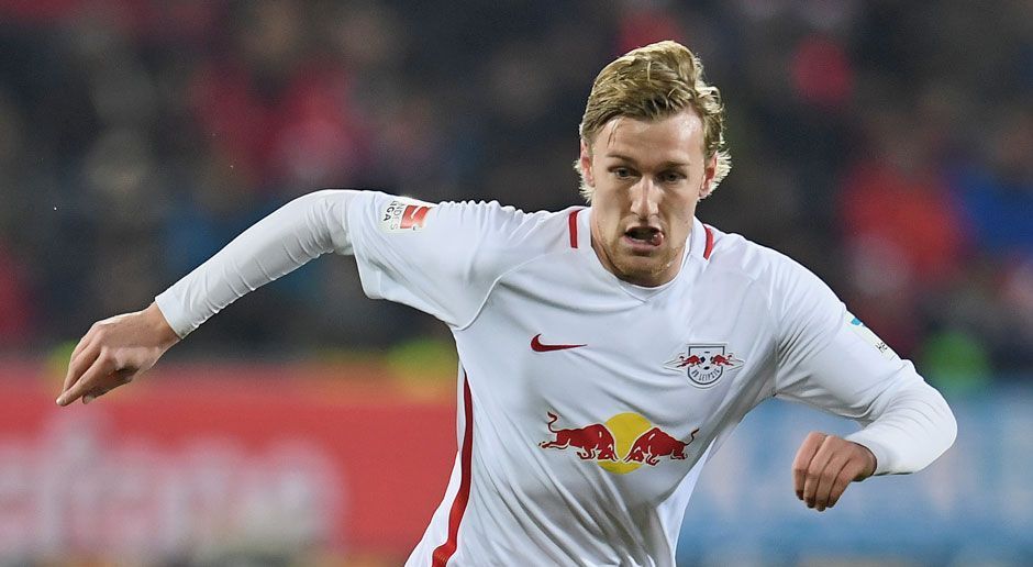 
                <strong>Emil Forsberg</strong><br>
                Mittelfeld: Emil Forsberg (RB Leipzig). Forsberg ist der Assist-König: Seine 18 Tor-Vorlagen sind in dieser Spielzeit der absolute Top-Wert. Damit ist der Schwede nicht ganz unschuldig daran, dass Aufsteiger Leipzig seine Champions-League-Premiere feiern wird, und wurde nebenbei noch zu einem der gefragtesten Spieler des Teams.
              