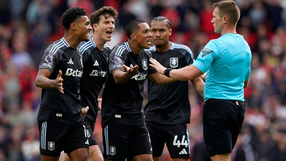 Manchester, England, 25th May 2025. Aston Villa players surround referee Thomas Bramall after he disallowed a Morgan Rogers goal during the Manchester United, ManU vs Aston Villa Premier League mat...