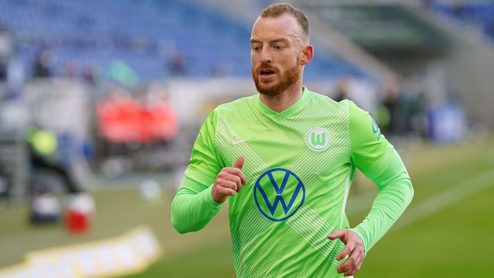 
                <strong>Mittelfeld: Maximilian Arnold (VfL Wolfsburg)</strong><br>
                Seine möglicherweise beste Bundesliga-Saison spielte Wolfsburgs Maximilian Arnold beim künftigen Champions-League-Teilnehmer. Der 26-Jährige, der es aus der VfL-Jugend zu den Profis schaffte, gehörte zuletzt zu den absoluten Leistungsträgern unter Trainer Oliver Glasner und war auch so etwas wie das Gesicht der Wolfsburger. Einziger Wermutstropfen: Die EM verpasst Arnold, bekam keine Einladung des DFB. Bereits im März 2021 beschwerte sich Arnold über die Missachtung durch Bundestrainer Löw. "Vielleicht ist Wolfsburg kein guter Verein, um sich für die Nationalmannschaft zu empfehlen - dabei dürfte das überhaupt kein Grund sein", sagte Arnold der "Sportbild".
              