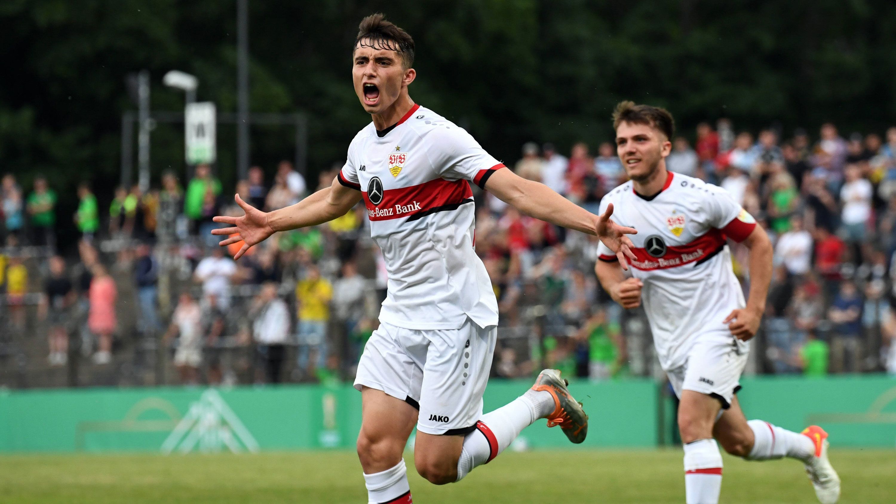 
                <strong>Thomas Kastanaras (VfB Stuttgart)</strong><br>
                38 Torbeteiligungen in 33 Pflichtspielen 2021/22, dazu der Gewinn des DFB-Pokals der Junioren mit der Stuttgarter U19 - Mittelstürmer Thomas Kastanaras hat sich die Beförderung zum Profi inklusive Vertrag bis 2025 mit seinen Leistungen mehr als verdient. Da auch die Zukunft von Sasa Kalajdzic noch ungeklärt ist und Mohamed Sankoh sowie Wahid Faghir zum Saisonstart vermutlich nicht hundertprozentig fit sein werden, hat der griechische U19-Nationalspieler wohl keine schlechten Chancen, sich für einen Kaderplatz zu empfehlen. "Er hat für die 9er-Position auch körperlich ein spannendes Profil und ist auf und außerhalb des Platzes sehr fleißig und zielstrebig", lobt Thomas Krücken, Direktor des Nachwuchszentrums, den abschlussstarken Angreifer.
              