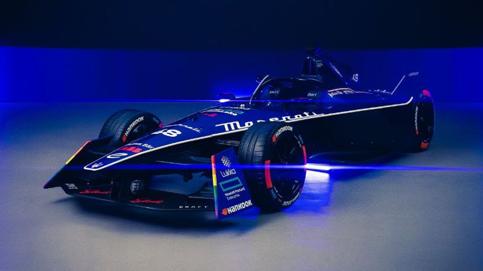 
                <strong>Maserati MSG Racing</strong><br>
                Maserati MSG Racing wird in dieser Saison in einem tiefen Mitternachtsblau auf die Rennstrecke gehen. Maserati Tipo Folgore wird das Modell für die erste Saison des Teams heißen, das aus dem Team Venturi Racing hervorging. Als Fahrer werden Edoardo Mortara und der deutsche Pilot Maximilian Günther die Cockpits besetzen. 
              