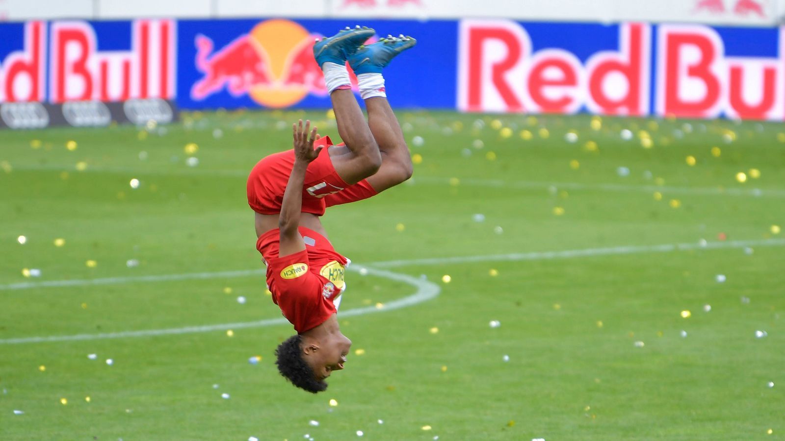 
                <strong>Karrierestart beim TSV Forstenried</strong><br>
                Geboren wurde Adeyemi in München, in der Jugend spielte er für den TSV Forstenried, den FC Bayern und die SpVgg Unterhaching. Adeyemis Mutter ist Rumänin, der Vater ist Nigerianer und war dort früher Fußballprofi.
              