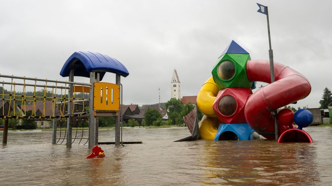 Ein Spielplatz ist vom Haselbach überflutet.&nbsp;