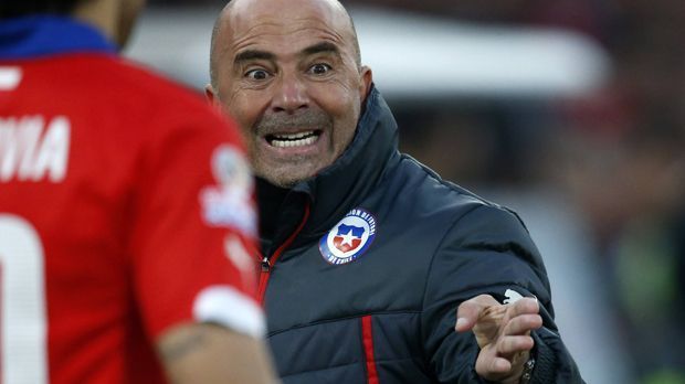 
                <strong>Nominert zum Trainer des Jahres: Jorge Sampaoli</strong><br>
                Jorge Sampaoli: Der chilenische Nationaltrainer ist wohl die größte Überraschung bei der Wahl zum Coach des Jahres. Mit seinem Team gewinnt Jorge Sampaoli in diesem Jahr überraschend zum ersten Mal die Copa America. 
              