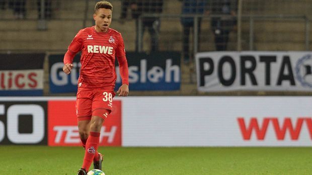 
                <strong>Nikolas Nartey (1. FC Köln, geboren am: 22. Februar 2000)</strong><br>
                Im November 2017, als auch Nikolas Narteys Kölner Mannschaftskollege Yann Aurel Bisseck in der Bundesliga debütierte, durfte auch der junge Däne erstmals in Deutschlands höchster Spielklasse ran. Für sechs Minuten stand der damals 17-Jährige bei der 0:2-Pleite in Berlin auf dem Platz. Anschließend war der Mittelfeldspieler mit ghanaischen Wurzeln nur noch einmal im Bundesliga-Kader. Sollte Köln tatsächlich absteigen, wäre der bis 2020 gebundene Nartey möglicherweise ein Mann für den Neuaufbau in der 2. Bundesliga. Warten ist das Talent mittlerweile ja gewohnt, schließlich durfte er wegen eines angeblichen Formfehlers nach seinem Transfer vom FC Kopenhagen nach Köln zunächst mehrere Monate lang nicht spielen, ehe der CAS zugunsten des Bundesligisten entschied.
              