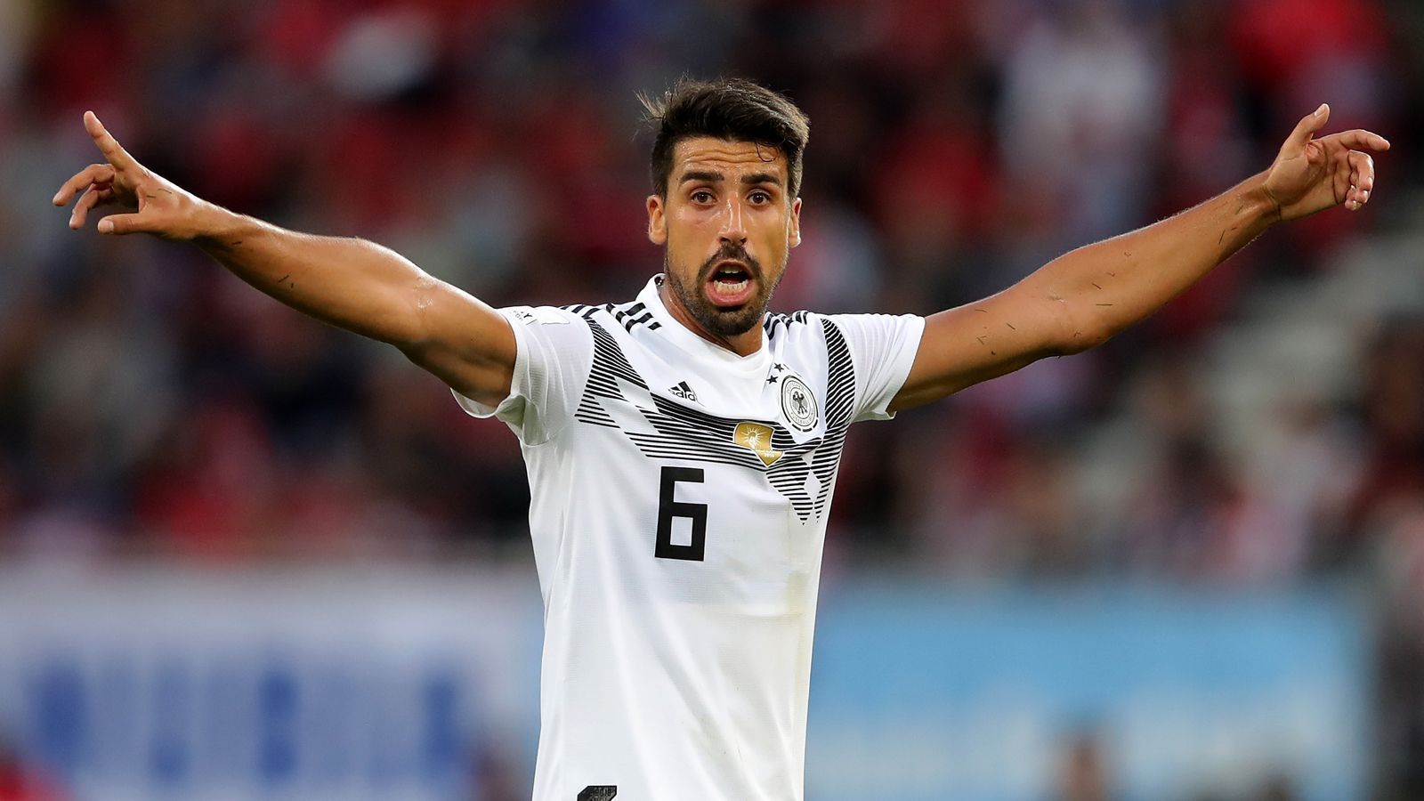 
                <strong>Sami Khedira (Juventus Turin)</strong><br>
                Auch Sami Khedira ist ein Leidtragender der desolaten WM 2018 in Russland. Danach wurde der Weltmeister von 2014 nicht mehr für das DFB-Team nominiert. "Ich habe ihm gesagt, dass ich jetzt Raum und Platz schaffen möchte auf dieser Position. Wir sprechen zu gegebener Zeit weiter", erklärte Löw die Nicht-Nominierung von Khedira. Offiziell ist das endgültige Aus von Khedira im DFB-Dress zwar noch nicht, allerdings ist ein weiterer Einsatz des 31-Jährigen für Deutschland sehr unwahrscheinlich.
              