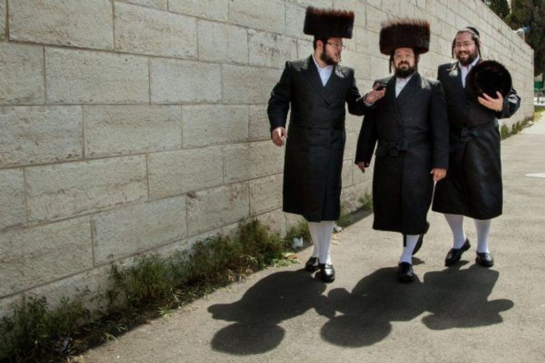 Drei ultraorthodoxe Juden am Sabbat in Jerusalem. Verschiedene Gruppierungen unterscheiden sich auch hinsichtlich der Kleiderordnung.