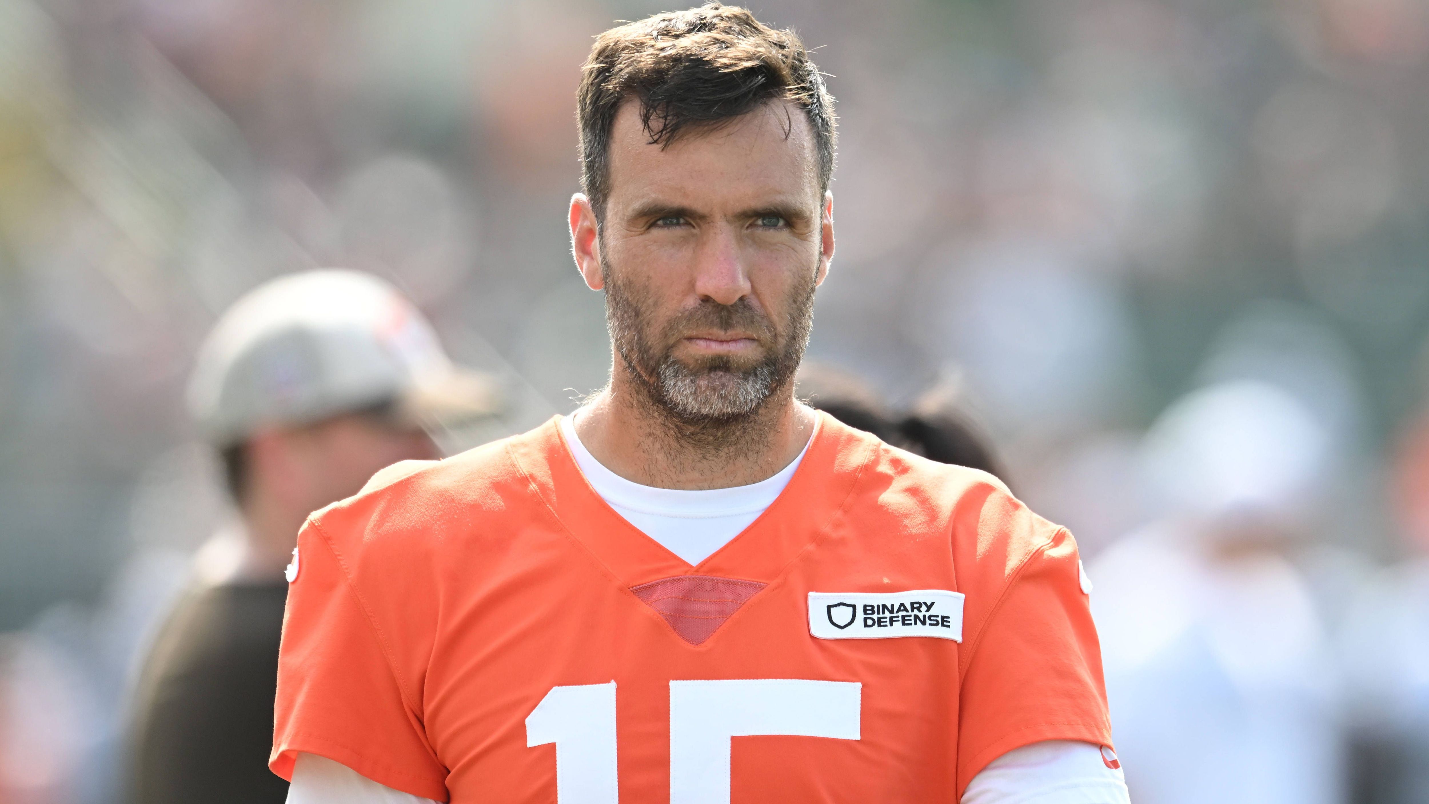 <strong>Cleveland Browns: Vierkampf um QB-Posten?</strong><br>Laut lokalen Medien trainieren aktuell Joe Flacco, Kenny Pickett und Dillon Gabriel abwechselnd mit der ersten Garde. Einzig Shedeur Sanders durfte wohl noch nicht mit den etatmäßigen Startern trainieren. Wer am Ende die Nase vorn haben wird, ist noch nicht abzusehen.