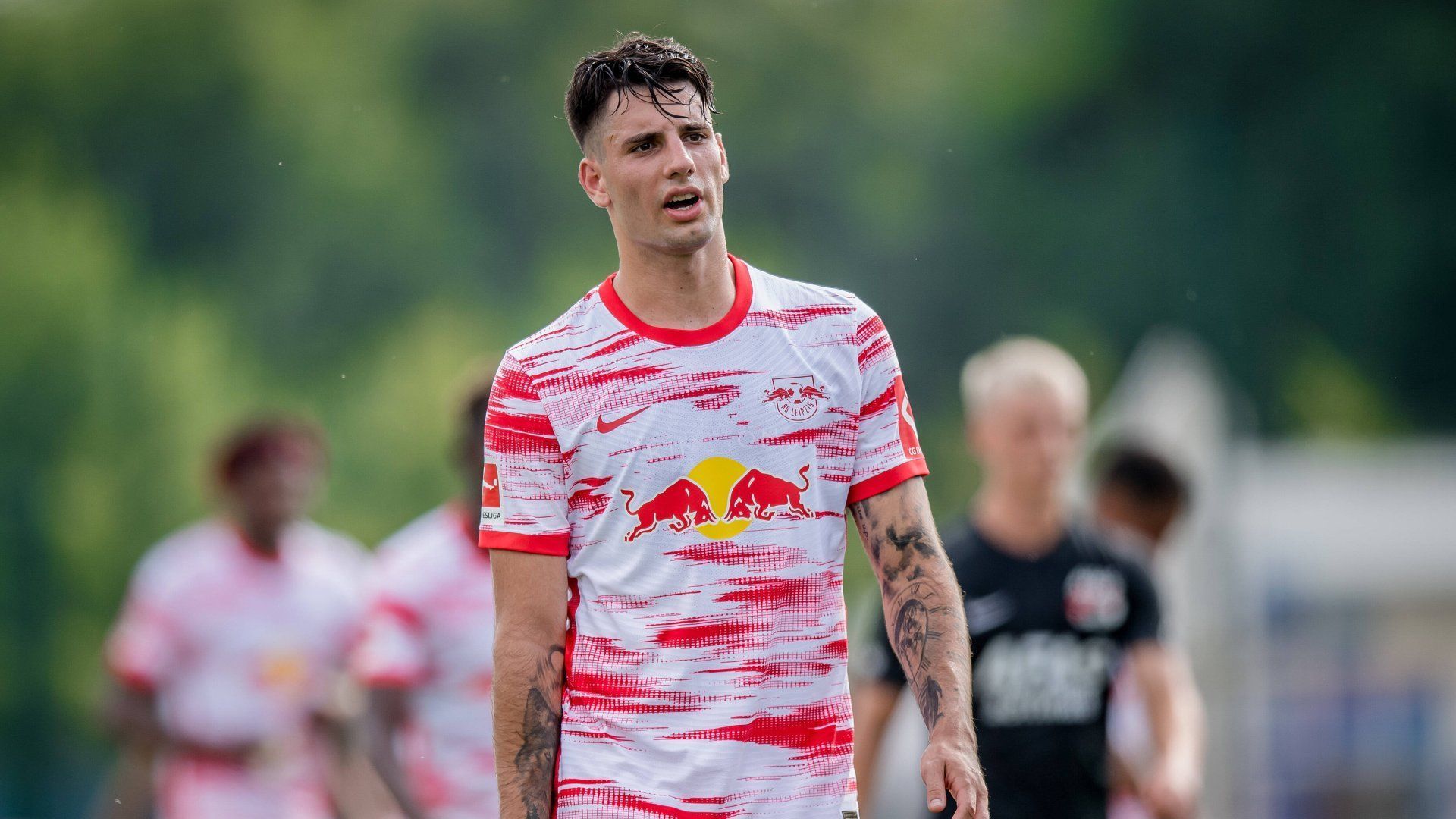 
                <strong>Dominik Szoboszlai (RB Leipzig)</strong><br>
                Obwohl Dominik Szoboszlai bereits seit Januar in Leipzig verweilt, kam er aufgrund von Verletzungsproblemen auf keinen Einsatz für die Bullen. Auch in der laufenden Vorbereitung plagen den 20-Jährigen immer wieder kleine Blessuren, doch generell ist die Hoffnung groß, dass der offensive Mittelfeldspieler sein riesiges Potenzial abrufen kann. Im flexiblen Leipziger Offensivspiel kann der abschlussstarke Ungar mehrere Positionen einnehmen: "Wenn wir zum Beispiel 4-2-2-2 spielen, dann bin ich gern einer der zwei Zehner. Wenn wir 4-2-3-1 spielen, dann hinter den Spitzen, egal wo", erklärte er. 
              