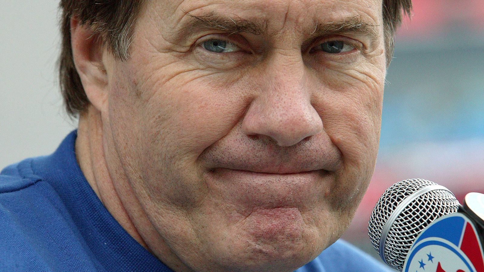 
                <strong>Belichicks erster Sieg - gegen die Patriots</strong><br>
                Seinen 300. Sieg könnte er nun ausgerechnet gegen die Browns feiern. Jene Browns, bei denen 1991 seine Head-Coach-Karriere begann. Und gegen wen gewann Bill Belichick wohl sein erstes Spiel? Richtig, gegen die Patriots. Am 8. September 1991 schlugen die Browns New England 20:0. Ein Ergebnis, das Belichick allein wegen der 0 beim Gegner immens gefallen haben muss.
              