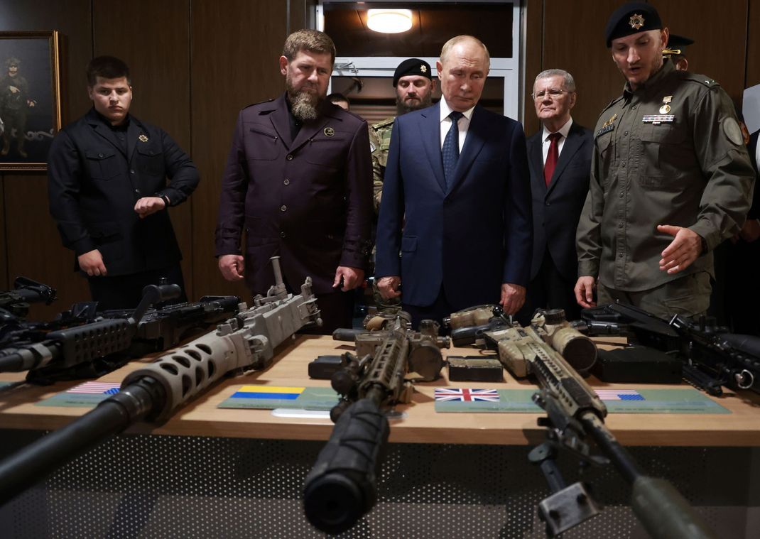 Wladimir Putin (3. v. r.) lässt Ramsan Kadyrow (2. v. l.) in Tschetschenien weitgehend freie Hand.