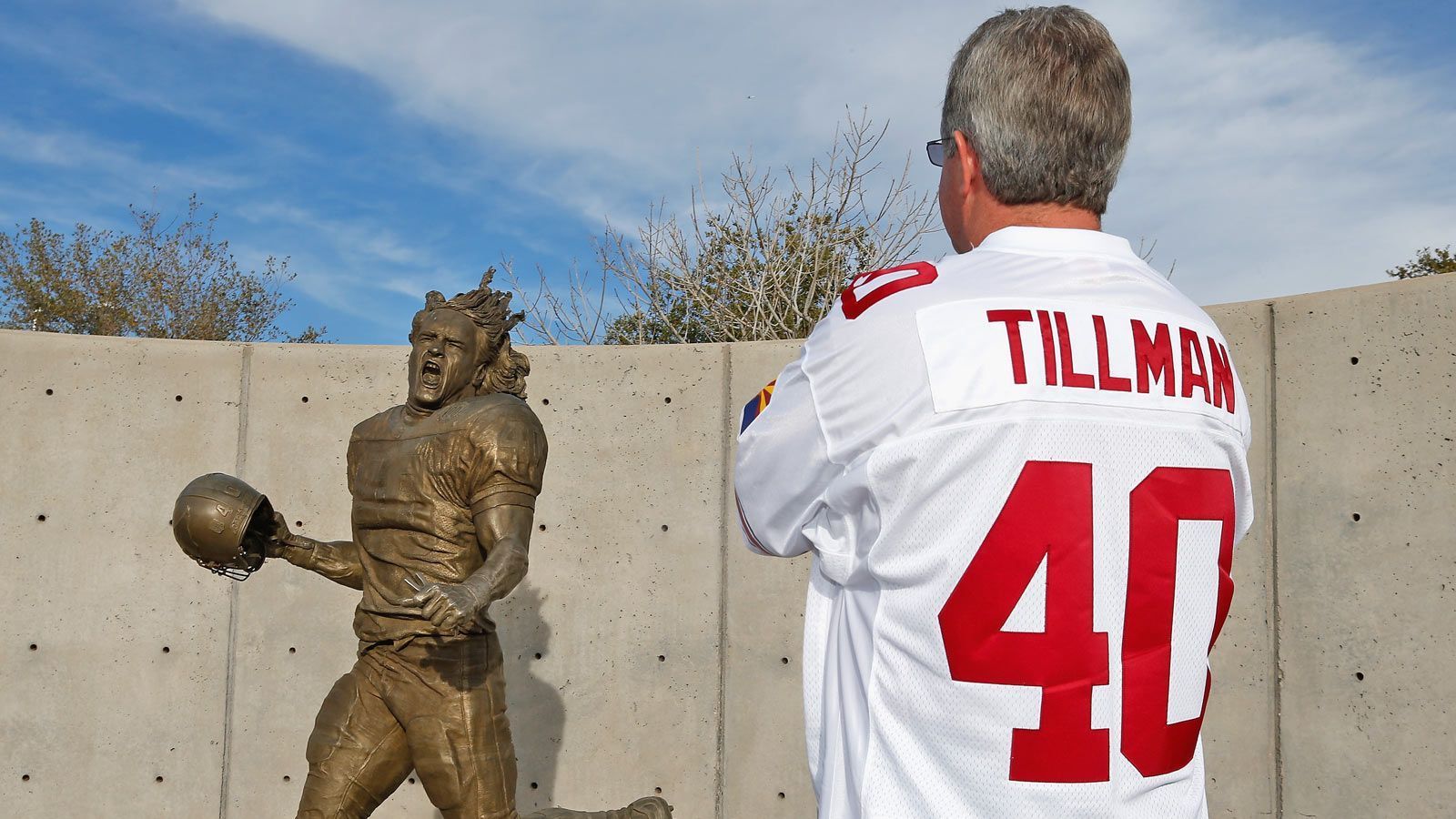 
                <strong>Arizona Cardinals</strong><br>
                8 Larry Wilson, 40 Pat Tillman (Statue im Bild), 77 Stan Mauldin, 88 J. V. Cain und 99 Marshall Goldberg (Ausnahme für J.J. Watt). 
              