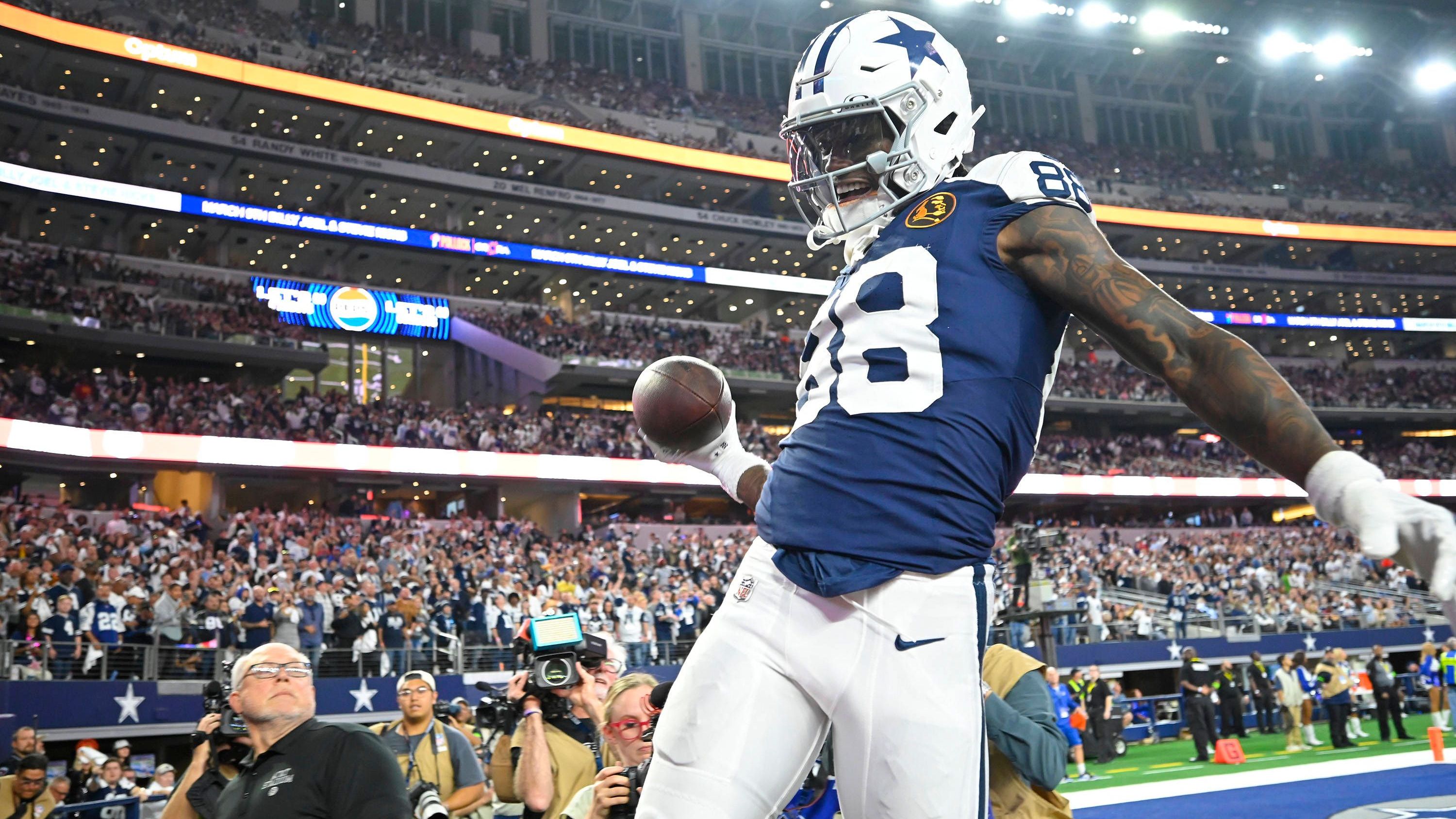 <strong>Stadionbesuch bei den Dallas Cowboys: 785 US-Dollar</strong> <br>Billigstes Ticket (vier Stück): 662 US-Dollar <br>Parkplatz: 70 US-Dollar <br>Bier (zwei Flaschen): 19 US-Dollar<br>Wasser (zwei Flaschen): 10 US-Dollar <br>Hot Dogs (vier Stück): 24 US-Dollar