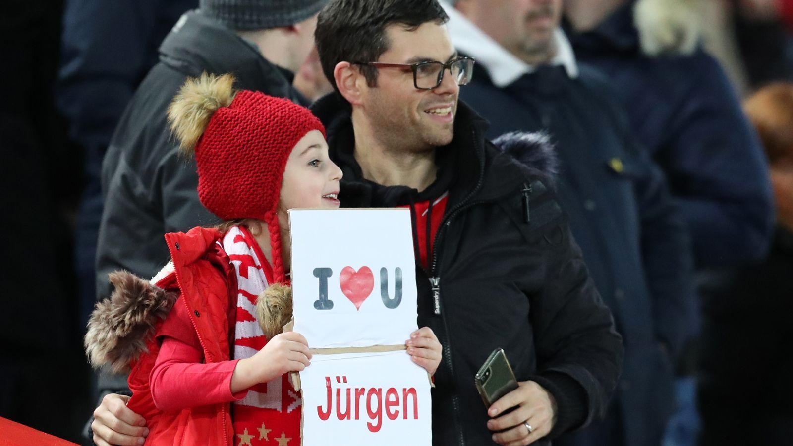 
                <strong>Liebe ohne Ende</strong><br>
                Was weiterhin beeindruckend war und immer noch ist: Klopps Verhältnis zu den Fans. Sie lieben ihn, er genießt die höchste Wertschätzung. Klopp ist in Liverpool von Anfang an Kult. Vor allem seine emotionalen Ausbrüche passen zur speziellen Stimmung an der Anfield Road.
              