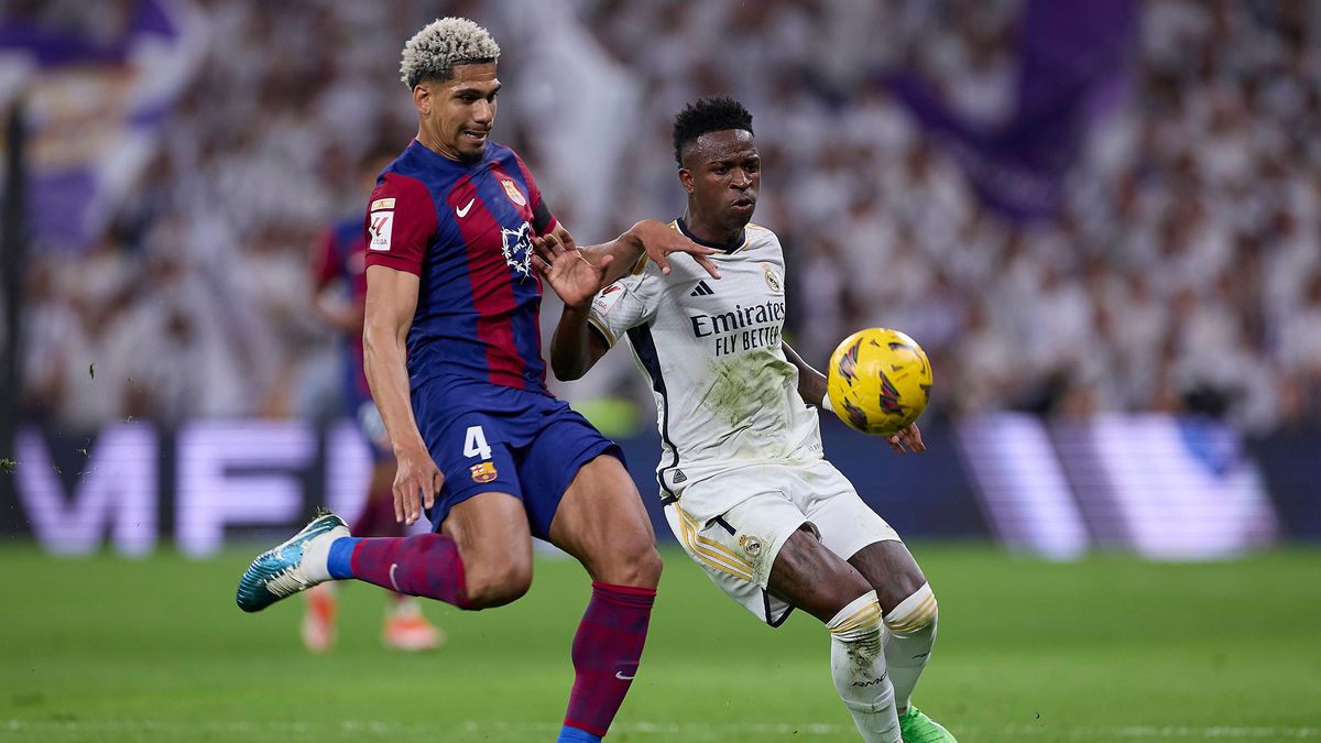 Real Madrid CF vs FC Barcelona, Barca in Madrid, Spain - 21 Apr 2024 Ronald Araujo (L) of FC Barcelona and Vinicius Junior (R) of Real Madrid CF in action during the 2023 2024 La Liga EA Sports wee...