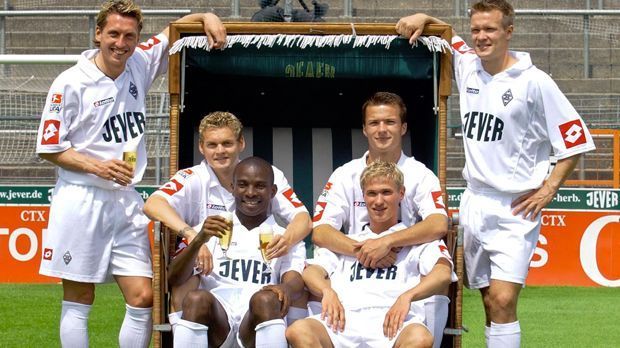
                <strong>Oliver Kirch</strong><br>
                Auch Oliver Kirch (unten rechts) war häufig zur falschen Zeit am falschen Ort. Der Mittelfeldspieler stieg 2007 mit Borussia Mönchengladbach, 2009 mit Arminia Bielefeld und 2012 mit dem 1. FC Kaiserslautern ab. Aktuell muss er als Spieler des SC Paderborn aufpassen, nicht in die dritte Liga abzusteigen.
              