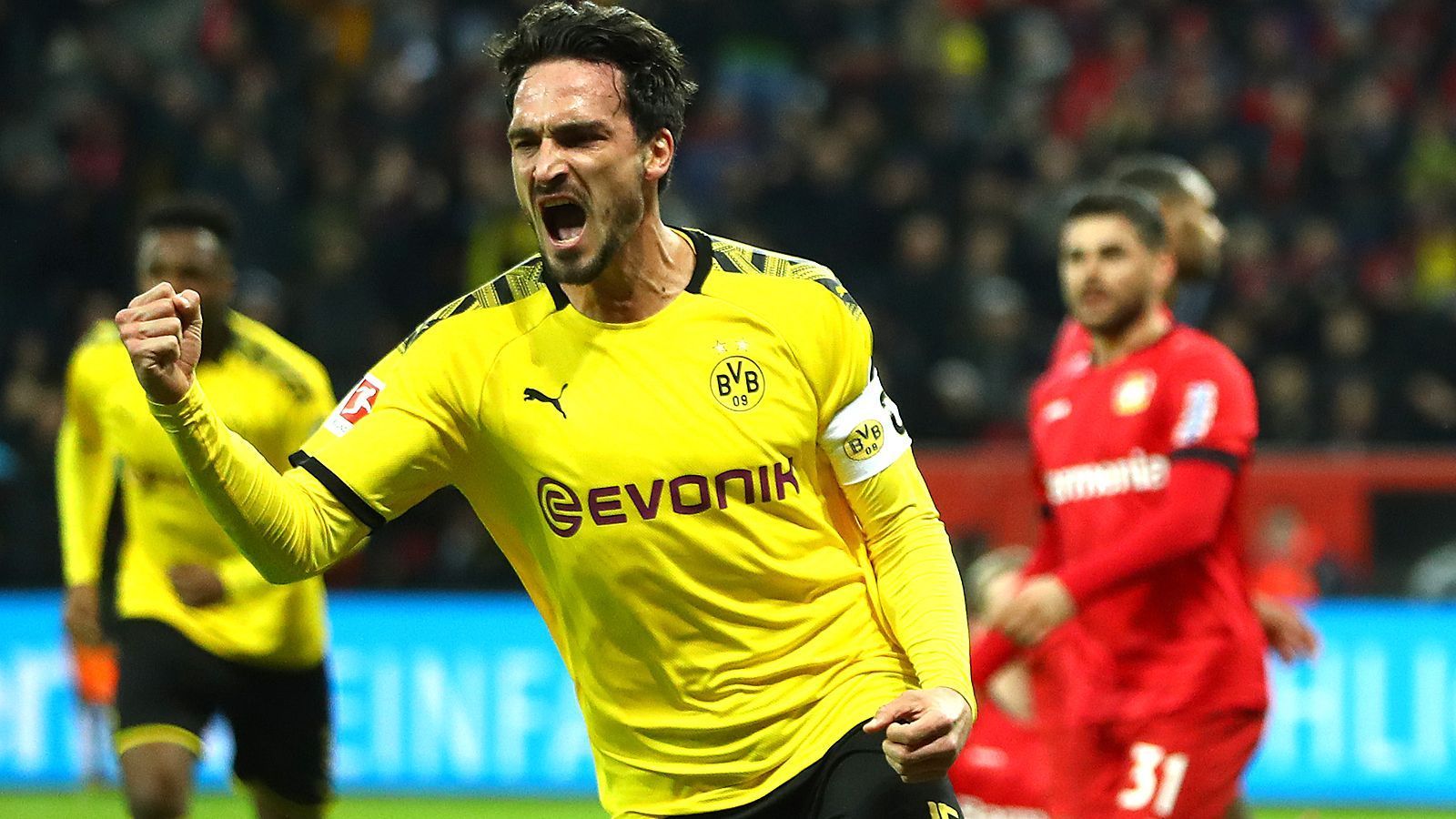 
                <strong>Mats Hummels</strong><br>
                In Abwesenheit des verletzten Reus der Kapitän. Seine Körpersprache drückt das aus, seine Leistung auf dem Platz nur bedingt. Hat seine Hintermannschaft in vielen Situationen nicht wirklich im Griff. Überzeugt auch selbst nicht mit seinem Stellungsspiel. Das 2:2 durch Volland kann auch nur deshalb fallen. Hinten Mittelmaß, vorne wie in alten Nationalmannschaftstagen. Steigt bei einer Sancho-Ecke am höchsten, wird überhaupt nicht behindert und gleicht Minuten nach seinem Abwehrpatzer hinten zum 1:1 aus. Dennoch muss er hauptsächlich durch seine Abwehrarbeit bewertet werden. Und da passieren vor allem in der zweiten Hälfte eklatante Fehler. ran-Note: 4
              