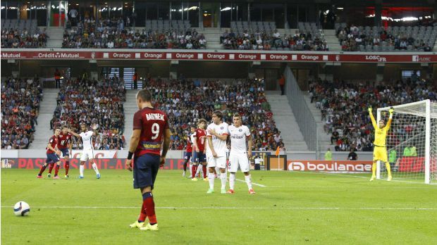 
                <strong>Lille</strong><br>
                Lille: Sechs Spiele der EM werden im "Stade Pierre Mauroy" vor 50.000 Fans zu sehen sein. Bis dahin darf der OSC Lille den im August 2012 eingeweihten Neubau nutzen. Besonderheiten: Es ist das erste französische Stadion mit Schiebedach und einem Spielfeld, das zur Hälfte angehoben werden kann.
              