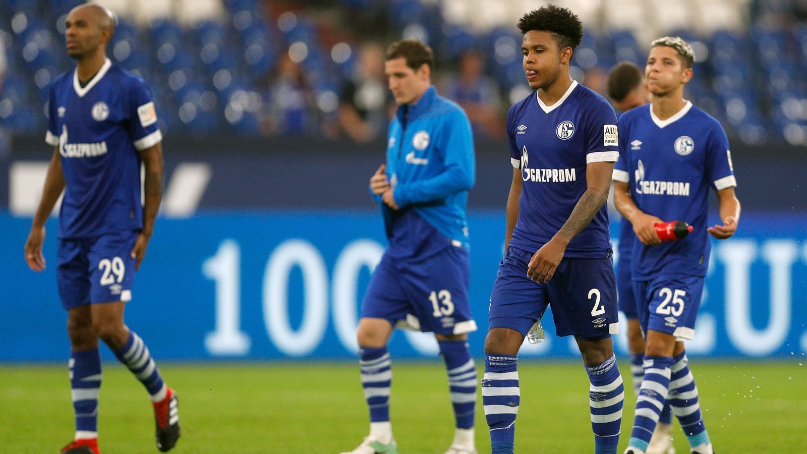 
                <strong>Platz 33 - FC Schalke 04</strong><br>
                Der Vizemeister 2017/2018 konnte die Herzen der Fans offenbar nicht erobern. Platz 33 springt am Ende nur dabei heraus - 44,79 Prozent der Befragten sehen den FC Schalke 04 als "sympathisch" an.
              