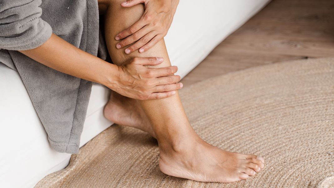 Gerade im Sommer sind Füße und Beine oft angeschwollen. Was sind die Ursachen und welche Hausmittel helfen besonders gut?