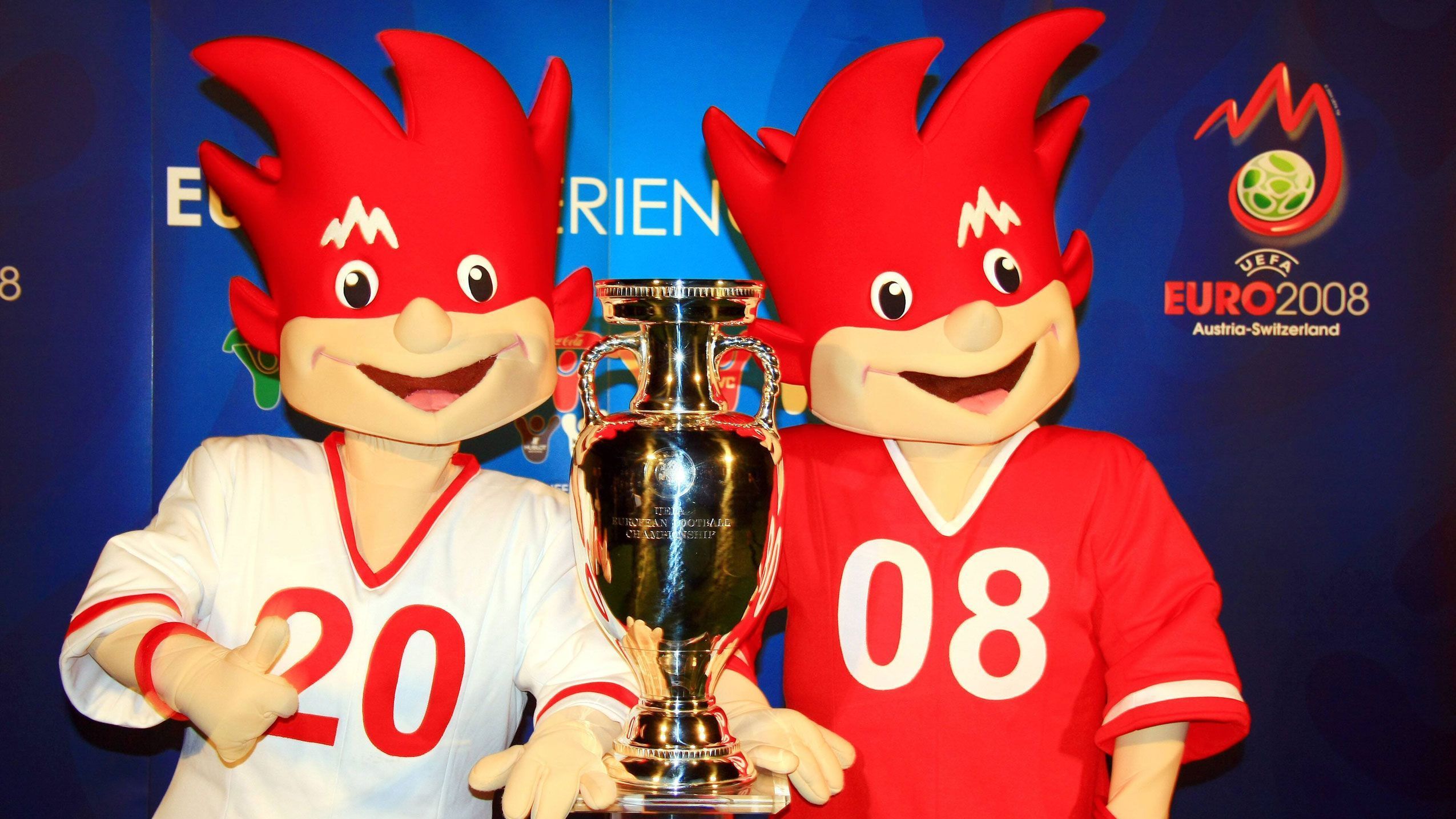 
                <strong>Österreich und Schweiz 2008: Trix und Flix</strong><br>
                Das erste Maskottchen-Duo war während des Turniers 2008. Die Zwillinge in den rot-weißen Trikots sollten vor allem das Mechandising ankurbeln - mit Erfolg. Die UEFA erzielte damals eine Rekordsumme von 800 Millionen mit dem Verkauf von Fanartikeln. Fun Fact: Entworfen wurden die beiden von "Warner Bros." und hatten durchaus Ähnlichkeiten zu "Disneys" Fix und Foxi. Dies hatte einige Diskussionen zur Folge. 
              