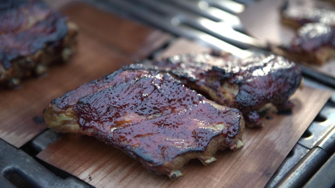 Rippchen mit winterlicher Barbecue-Sauce eignen sich perfekt für ein Weihnachtsessen vom Grill. 