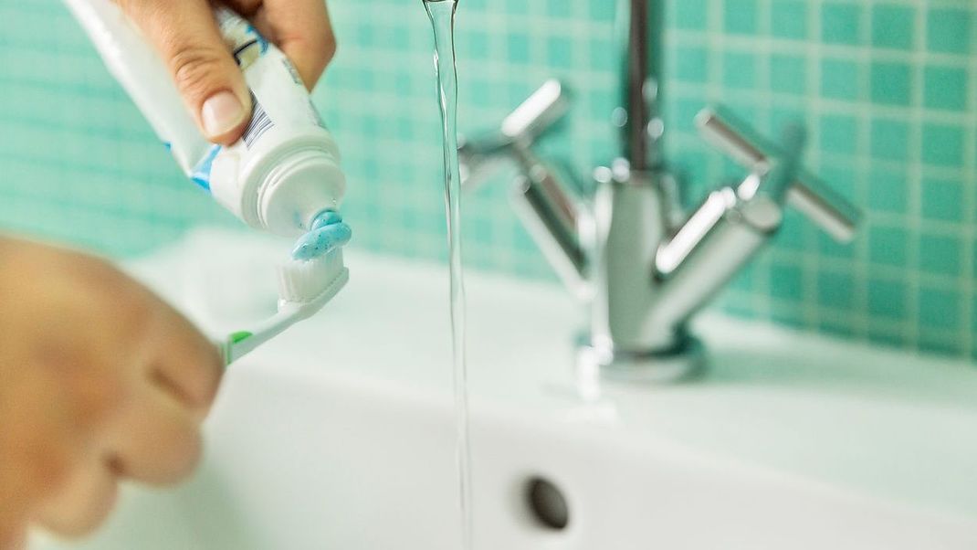 Zähne putzen ist nur eine ihrer Kompetenzen: Wundermittel Zahnpasta schafft noch einiges mehr!