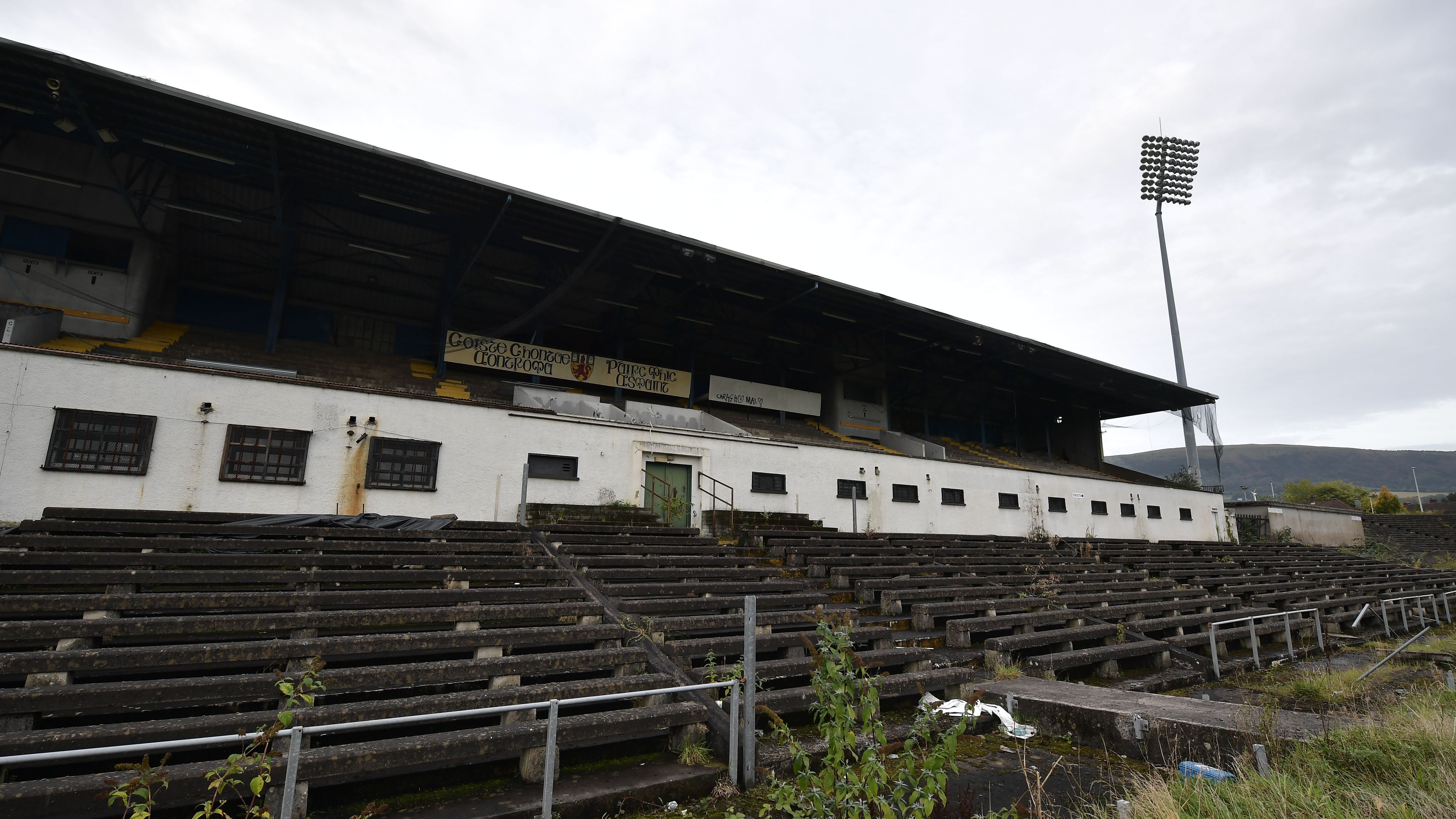 <strong>Casement Park (Belfast)</strong><br>Eröffnet: 1953 (seit 2013 nicht mehr genutzt)<br>Kapazität: 31.661 Plätze<br>Heimspielstätte von: bis 2013 für Gaelic Football und Hurling genutzt