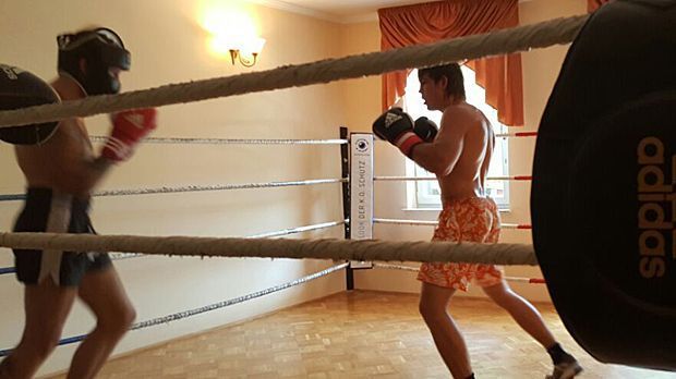 
                <strong>Training im Hotel</strong><br>
                Im Trainingslager in den slowenischen Alpen bereitet sich Super-Mittelgewichts-Boxer Vincent Feigenbutz auf seinen Kampf am Samstag gegen Mauricio Reynoso aus Peru vor. Dabei steht allerdings nicht nur das übliche Training auf dem Programm.
              