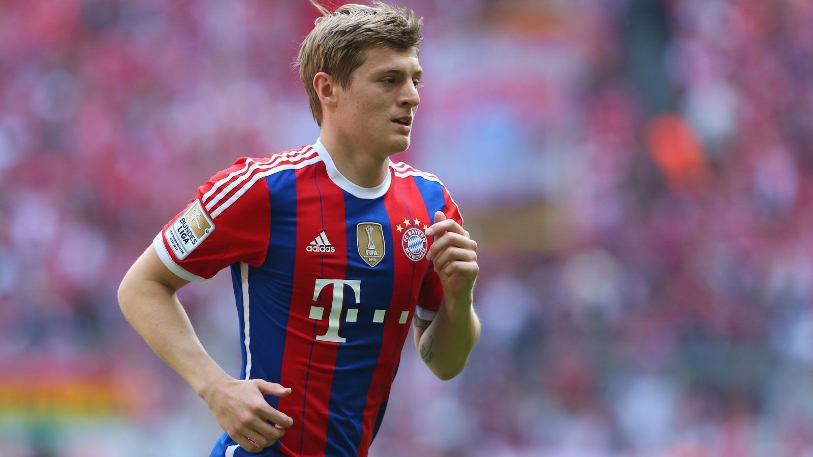 
                <strong>Toni Kroos (2014)</strong><br>
                Toni Kroos verließ den Rekordmeister ein Jahr vor seinem Vertragsende 2014, nachdem sich die Parteien nicht auf eine Vertragsverlängerungen einigen konnten. Ziel: Real Madrid. Die Bayern wollten den Weltmeister im Verein halten, aber nicht zu jedem Preis - das Gehaltsgefüge sollte nicht gesprengt werden. Uli Hoeneß äußerte sich 2019 nochmals zur Personalie: "Wir hatten ihm ein Wahnsinnsangebot gemacht. Dann habe ich ihm gesagt: Wenn du das nicht akzeptierst, musst du gehen." Der Weltmeister nahm den Ratschlag an und verließ München in Richtung Spanien. Eine Erfolgsgeschichte: Kroos gewann mit Real unter anderem drei Champions-League-Titel in Serie, wurde 2017 und 2020 Meister.
              