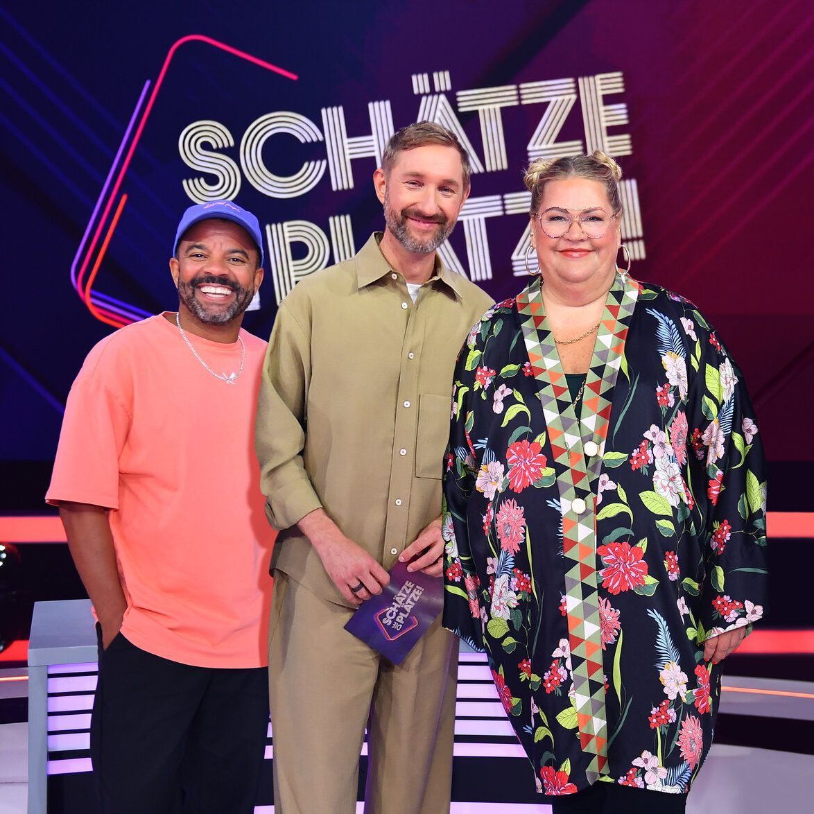 "Schätze die Plätze" 2024: Neue Sat.1-Show mit Simon Pearce, Daniel Boschmann und Ilka Bessin (v.l.n.r.)