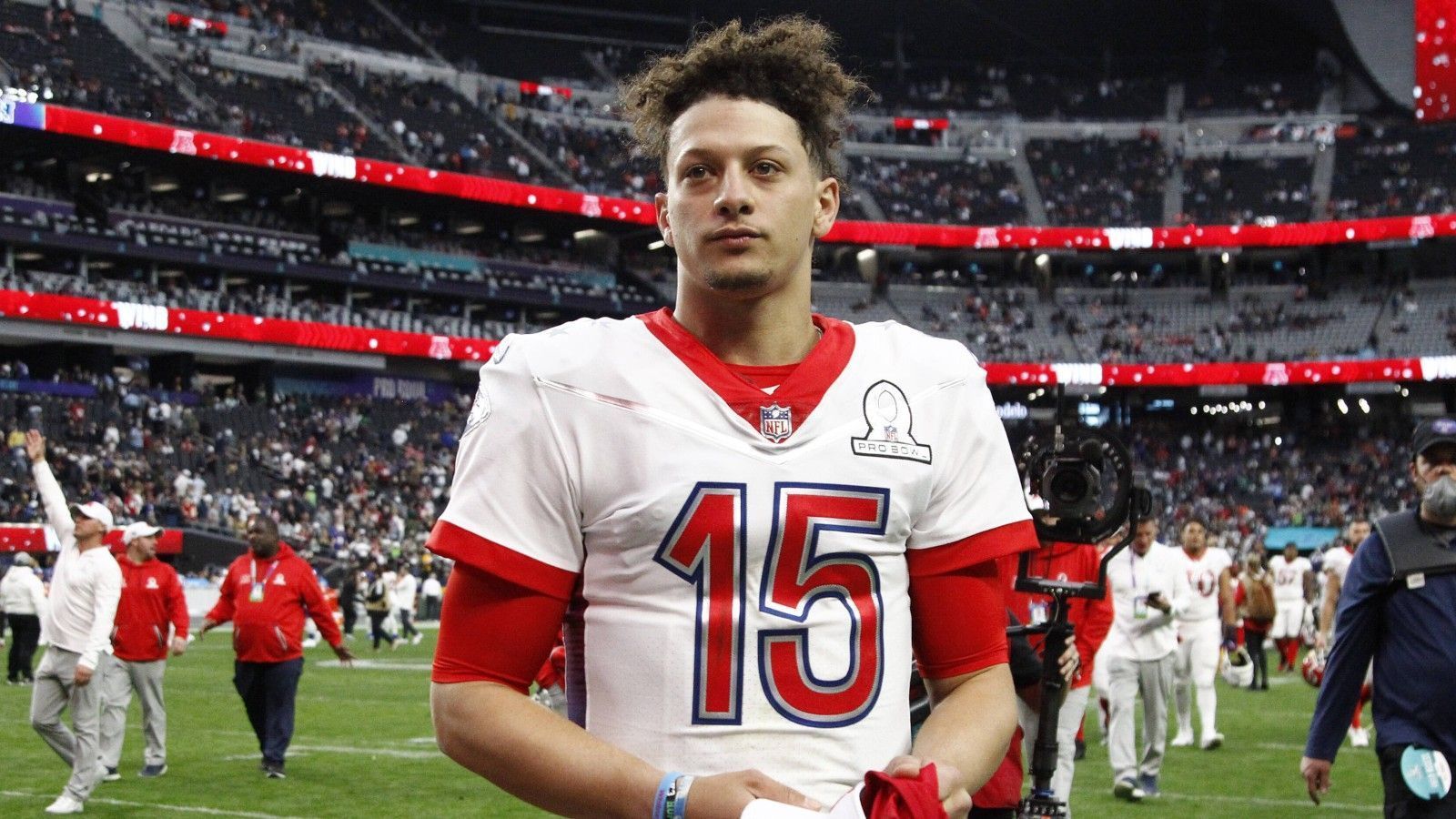 
                <strong>Platz 2: Patrick Mahomes</strong><br>
                Quarterback der Kansas City Chiefs
              