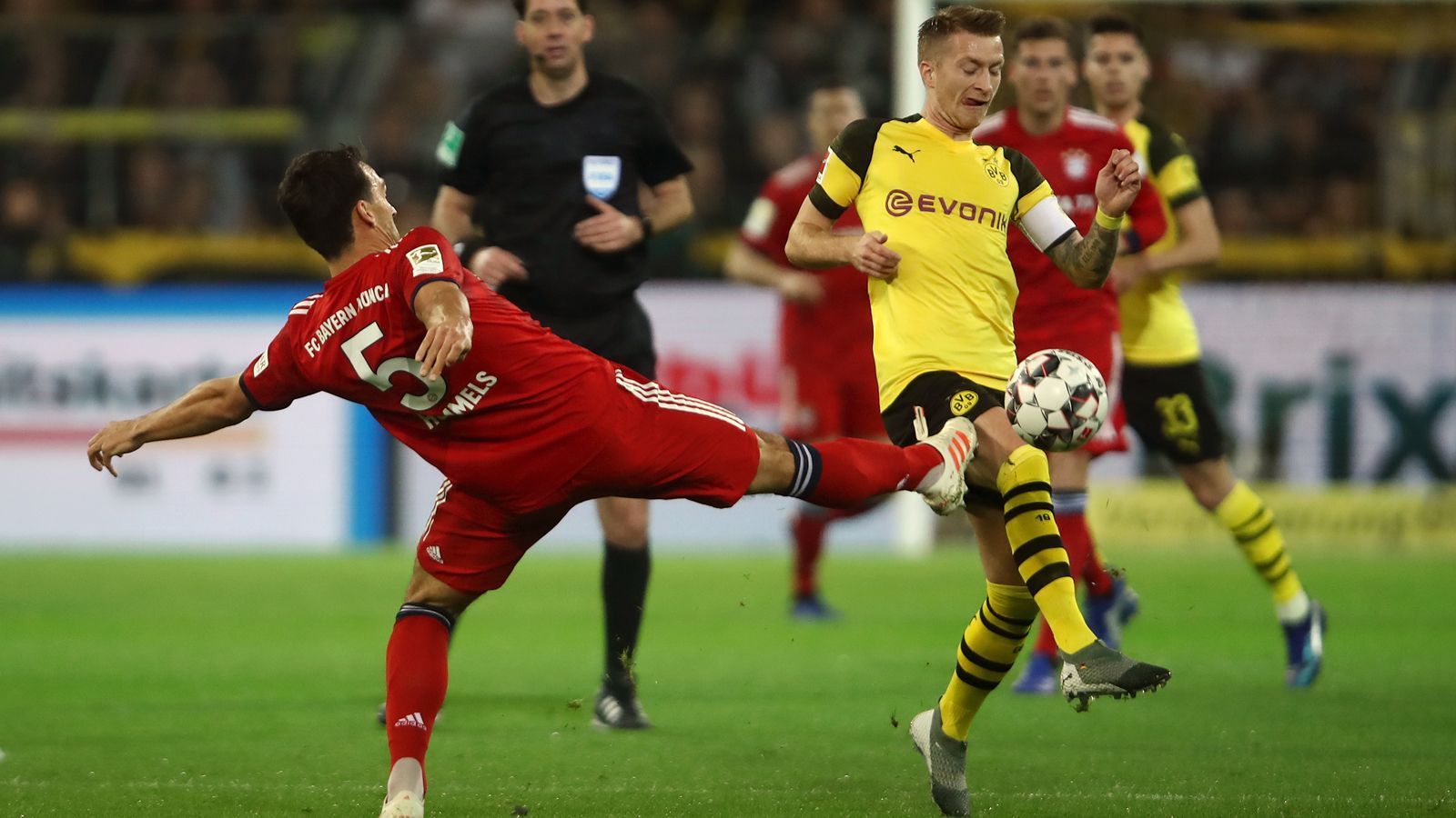 
                <strong>Marco Reus (Borussia Dortmund)</strong><br>
                Zwei Tore gemacht – und es hätten gut und gerne vier sein können (bzw. müssen). Ein richtig starker Auftritt des Kapitäns, der sich nicht von seiner früh vergebenen Großchance beeinflussen lässt. Sein zweiter Treffer ist weltklasse, seine Ausstrahlung auf dem Platz trägt das gleiche Prädikat. Wichtige Tore im wichtigen Spiel – eine Captain's Performance des Nationalspielers. ran-Note: 1
              