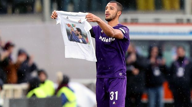 
                <strong>Verabschiedung vom verstorbenen Ex-Kapitän Astori in Florenz</strong><br>
                Fußball wird dann auch noch in Florenz gespielt. Vitor Hugo erzielt in der 25. Minute gegen Benevento das einzige Tor zum 1:0-Endstand, doch großen Jubel gibt es nicht. Stattdessen hält der Torschütze ein T-Shirt mit dem Bild von Davide Astori in die Höhe, die Zuschauer klatschen.
              