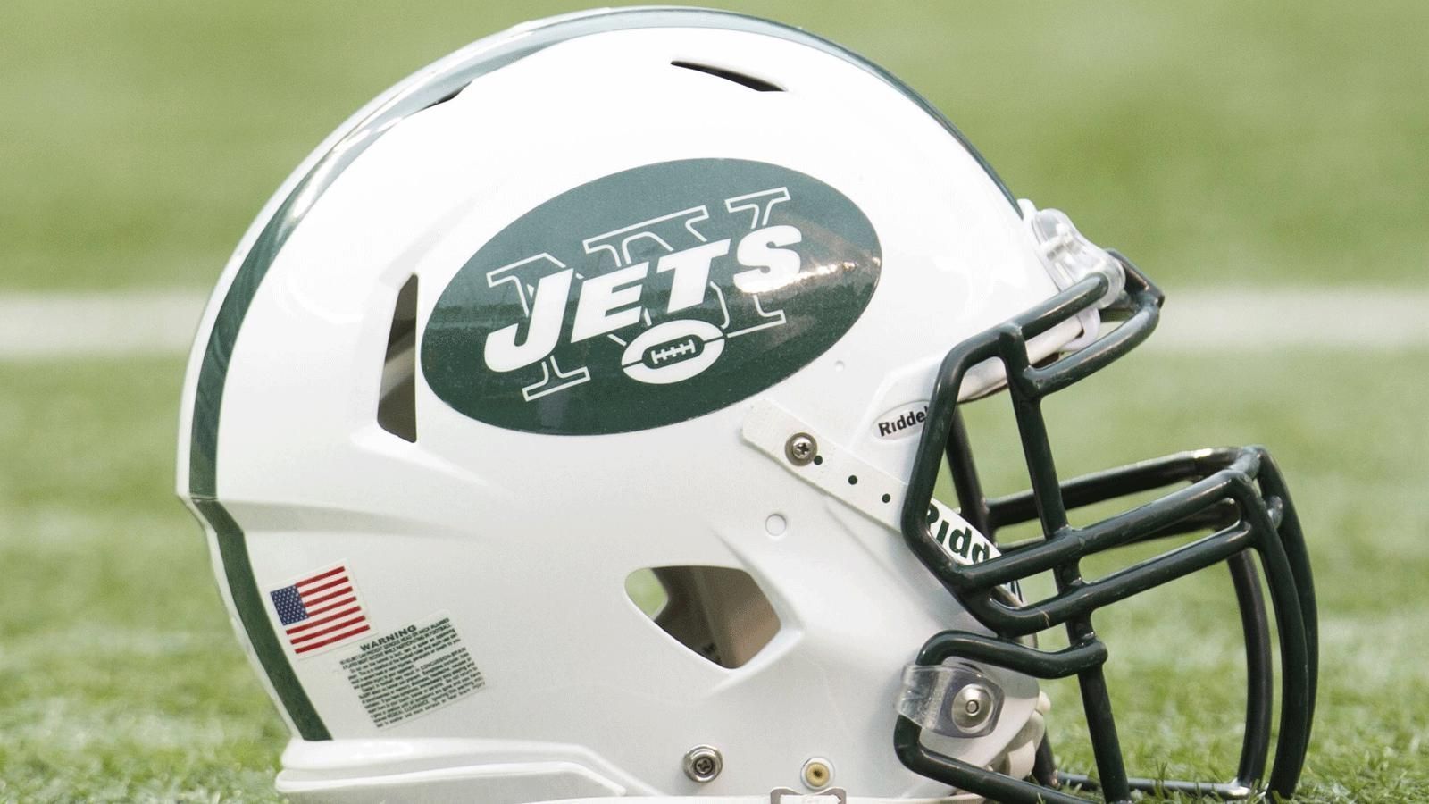 
                <strong>New York Jets</strong><br>
                Die Jets gingen in ihrer ersten Spielzeit 1960 noch als "New York Titans" an den Start. Grund für diesen Namen war, dass die New York Giants bereits existierten und Titanen laut dem damaligen Besitzer größer seien als Giganten. Nach einem Besitzerwechsel im Jahre 1963 folgte die Umbenennung in Jets. Besitzer Sonny Werblin begründete dies damit, dass die USA in das Weltraumzeitalter eintraten und sich das Stadion zudem in der Nähe des Flughafens befand.
              