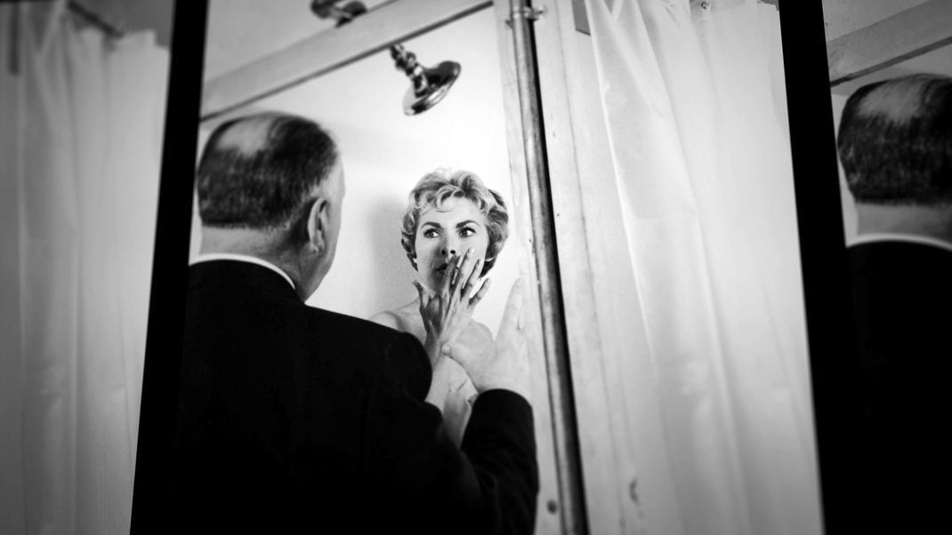 Alfred Hitchcock gibt Janet Leigh letzte Anweisungen vor der weltberühmten Duschszene in "Psycho" (1960). 