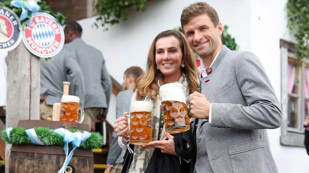 Thomas Müller mit seiner Frau Lisa auf dem Münchner Oktoberfest.