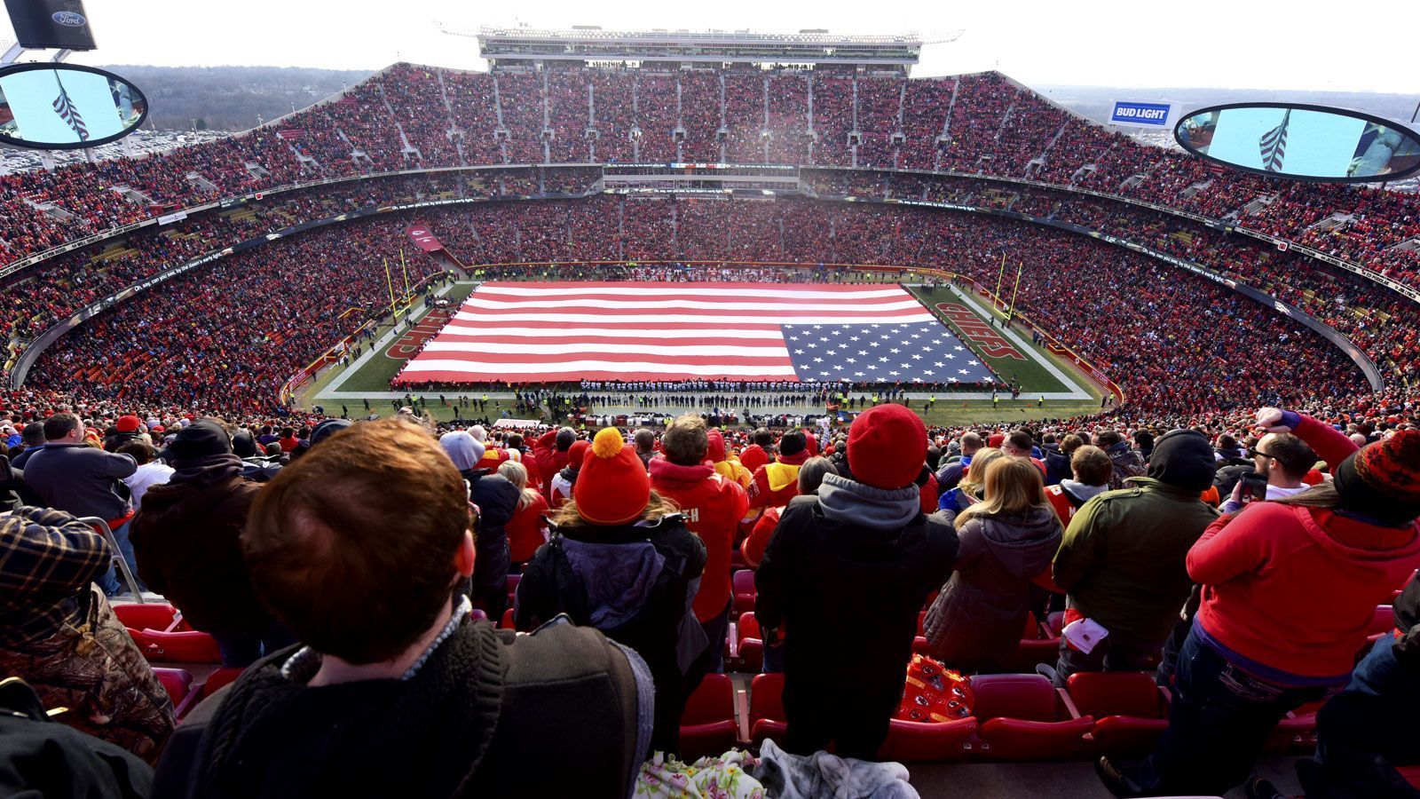 <strong>Stadionbesuch bei den Kansas City Chiefs: 985,70 US-Dollar</strong> <br>Billigstes Ticket (vier Stück): 887,50 US-Dollar <br>Parkplatz: 47 US-Dollar <br>Bier (zwei Flaschen): 18 US-Dollar<br>Wasser (zwei Flaschen): 13,20 US-Dollar <br>Hot Dogs (vier Stück): 20 US-Dollar