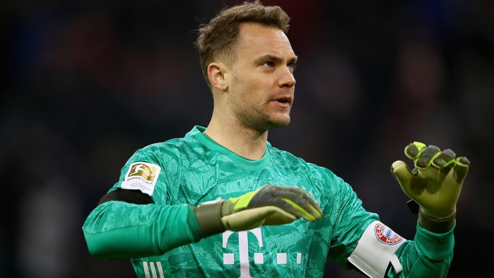 
                <strong>Manuel Neuer</strong><br>
                Muss in der 33. Minute erstmals ins Spielgeschehen eingreifen, indem er einen langen Ball in gewohnter Manier 30 Meter vor seinem eigenen Tor lässig per Brust vor Gacinovic klärt. Kassiert in der Folge mit den ersten beiden Frankfurter Schüssen zwei Tore, bei denen er jedoch chancenlos ist. Neuer kann sich erst in der 68. Minute erstmals auszeichnen, indem er einen Hochkaräter von Gacinovic aus kurzer Distanz mit einem starken Reflex entschärft und ist auch danach zweimal zur Stelle. ran-Note: 2
              