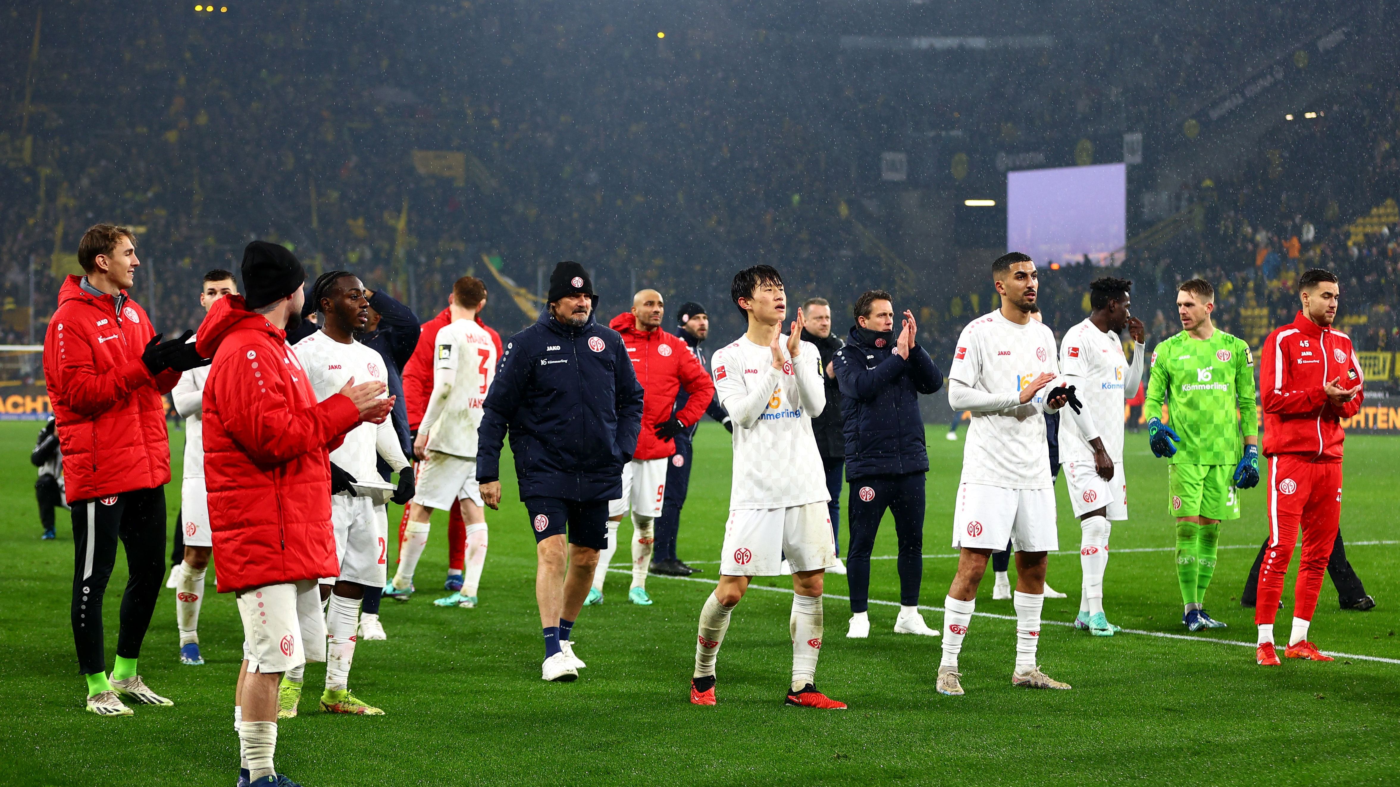 <strong>Platz 16: 1. FSV Mainz 05</strong><br>Zwar wartet Mainz seit sechs Spielen auf einen Sieg, der FSV konnte das Jahr 2023 aber doch irgendwie positiv abschließen. In Dortmund gab es ein 1:1. Mittlerweile wurde Interimstrainer Jan Siewert&nbsp;auch dauerhaft zum Chefcoach ernannt. Hoffnung auf einer erfolgreiche Rückrunde macht unter anderem der 2:1-Sieg im Test gegen den niederländischen Meister Feyenoord Rotterdam.