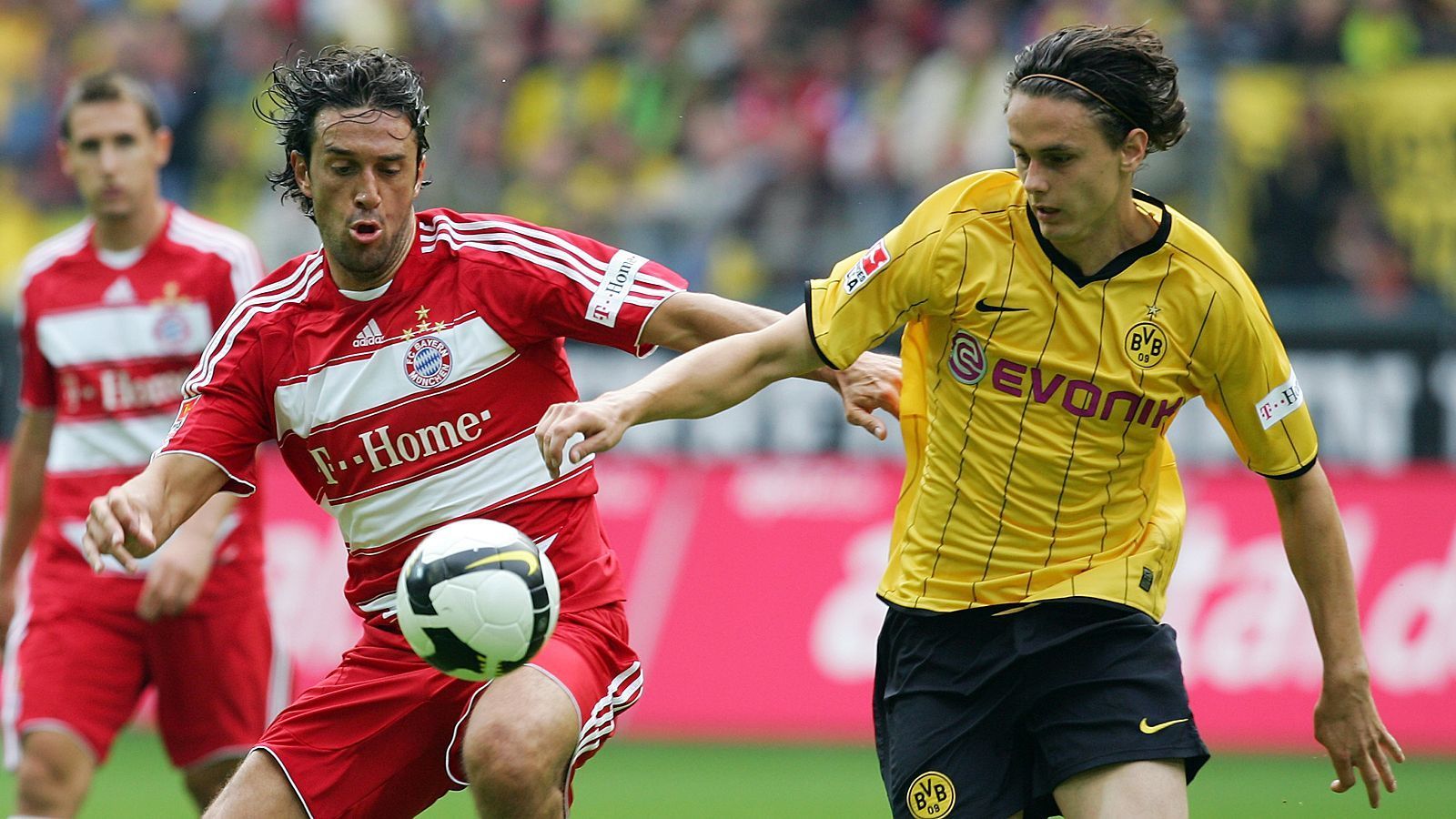 
                <strong>Neven Subotic</strong><br>
                Der Innenverteidiger ging zusammen mit Jürgen Klopp den nächsten Schritt im Leben eines Fußballers. Der charismatische Mainzer Coach wechselte 2008 zum BVB und nahm den 19-jährigen Subotic gleich für 4,5 Millionen Euro mit. Bis dahin hatte der lange Schlacks erst ein Bundesligaspiel bestritten. Zusammen mit Mats Hummels, der schon ein Jahr früher per Leihe nach Dortmund gewechselt war (und deswegen nicht Teil dieser Liste ist), bildete er lange Zeit das Zentrum der Dortmunder Viererkette. 
              