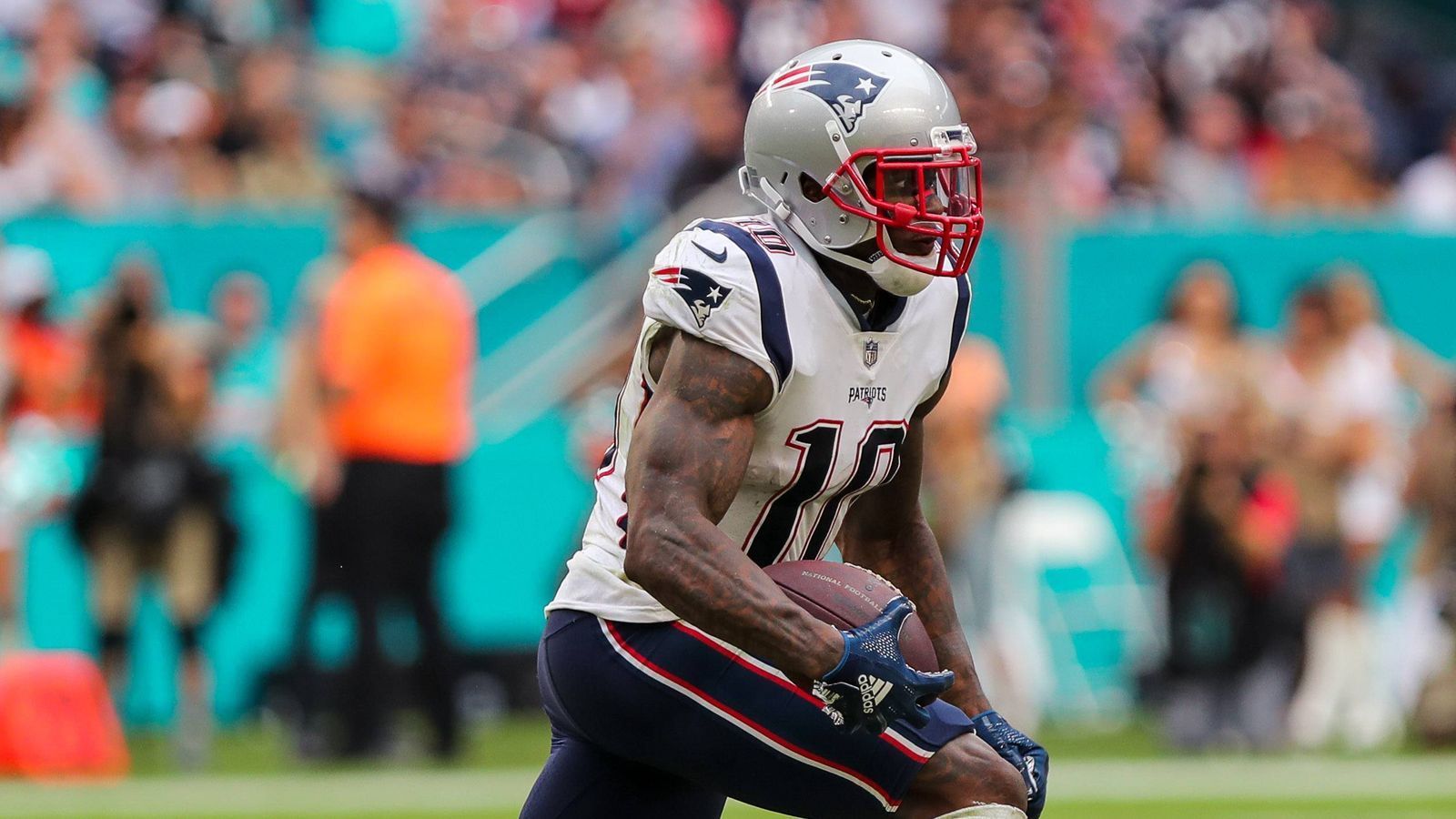 
                <strong>Josh Gordon (Wide Receiver)</strong><br>
                …die Pats haben noch einen Joker. Josh Gordon wurde wegen Verstößen gegen die Auflagen seines Rehabilitationsprogramms mal wieder gesperrt. Die Patriots halten sich durch einen Tender die Option offen, den Wide Receiver wieder ins Roster aufzunehmen. Er kam 2018 in elf Spielen immerhin auf 720 Yards und drei Touchdowns.
              