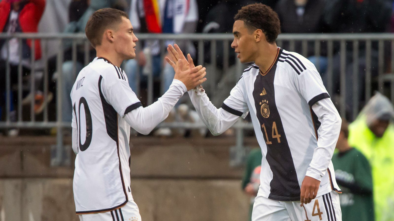 <strong>Gewinner: Florian Wirtz, Jamal Musiala, Leroy Sane</strong><br>Hinter Füllkrug hat sich mit Florian Wirtz, Jamal Musiala und Leroy Sane ein Trio in den USA stark präsentiert und bei Nagelsmann richtig Eindruck gemacht. "Ich bin davon überzeugt, dass wir unser Heil in der Offensive suchen müssen", sagte der Bundestrainer und dafür dürfte er die Besetzung in der Dreierreihe hinter der Nummer 9 gefunden haben.