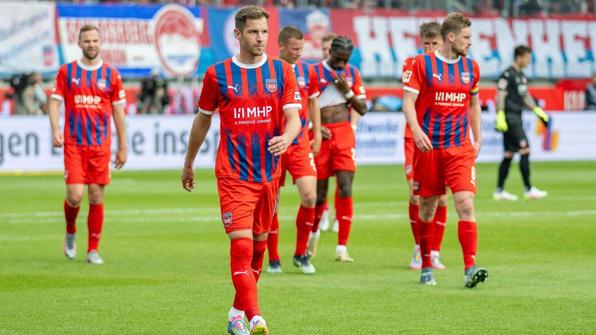Enttaeuschte Heidenheimer zur Halbzeit, Marvin Pieringer (FC Heidenheim, 18), Benedikt Gimber (FC Heidenheim, 05), Omar Haktab Traore (FC Heidenheim, 23), Patrick Mainka (FC Heidenheim, 06) GER, 1....