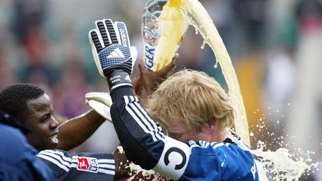 <strong>5. FC Bayern 2002/2003 - 30. Spieltag</strong><br>
                Samuel Kuffour (l.) traut sich was! Oliver Kahn nimmt die Bierdusche am 30. Spieltag aber gelassen. Selbst ein Titan kennt die Feierlaune und jubelt über den Meistertitel der Münchner. Mit einem 2:0 beim VfL Wolfsburg ist die Schale auch rechnerisch sicher in München.
