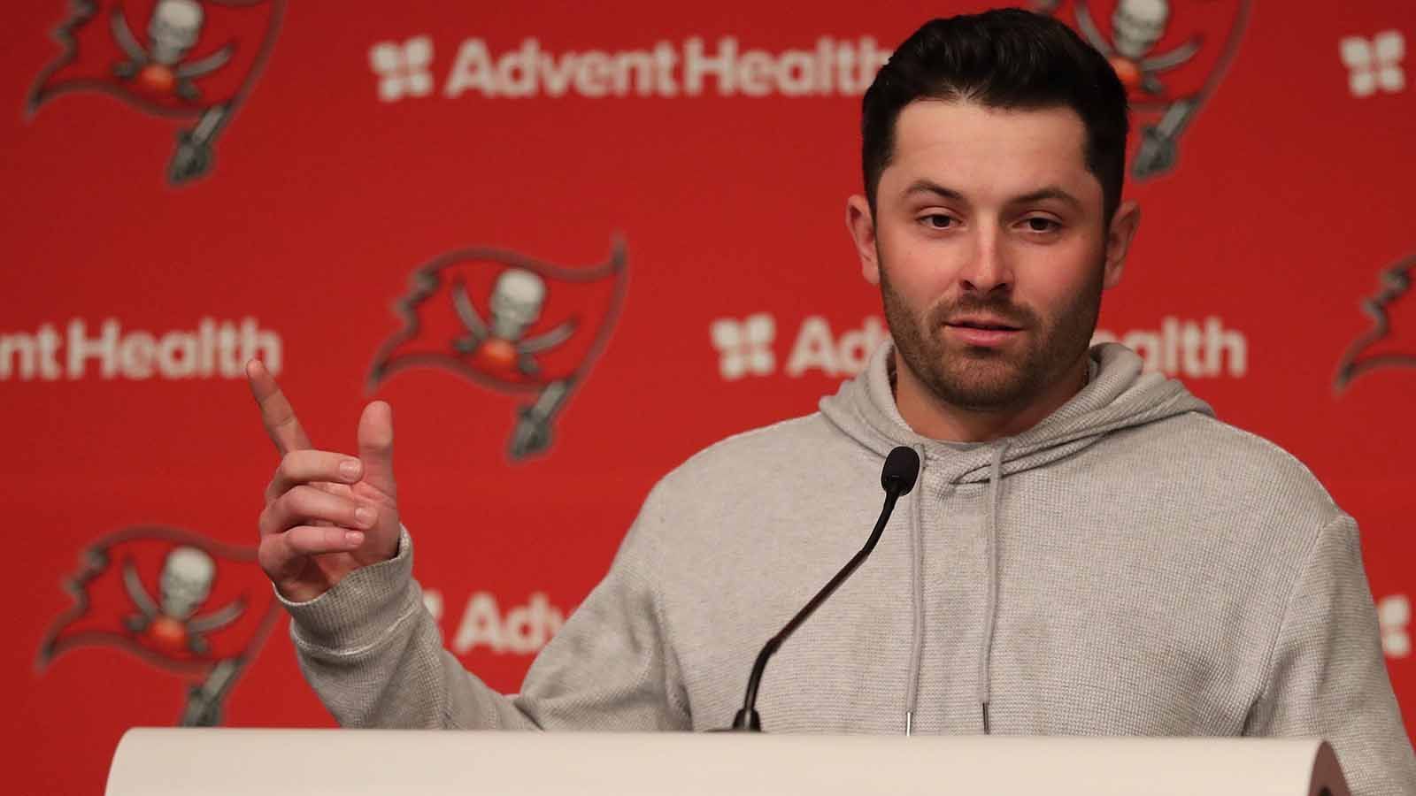 
                <strong>Baker Mayfield (jetzt Tampa Bay Buccaneers)</strong><br>
                Einer, der keine Option mehr ist, ist Baker Mayfield. Wie das Portal "JoeBucsFan.com" berichtet, hätten die Ravens Mayfield während seiner Zeit als Free Agent einen Vertrag angeboten. Der Quarterback lehnte jedoch ab, weil er in Tampa Bay die größere Chance gesehen habe, als Starter zu agieren. Diese Vorstellung wird sich wohl erfüllen. Mayfield unterschrieb einen Einjahresvertrag bei den Buccaneers und wird dort wohl als Starting-QB in die Saison gehen.
              